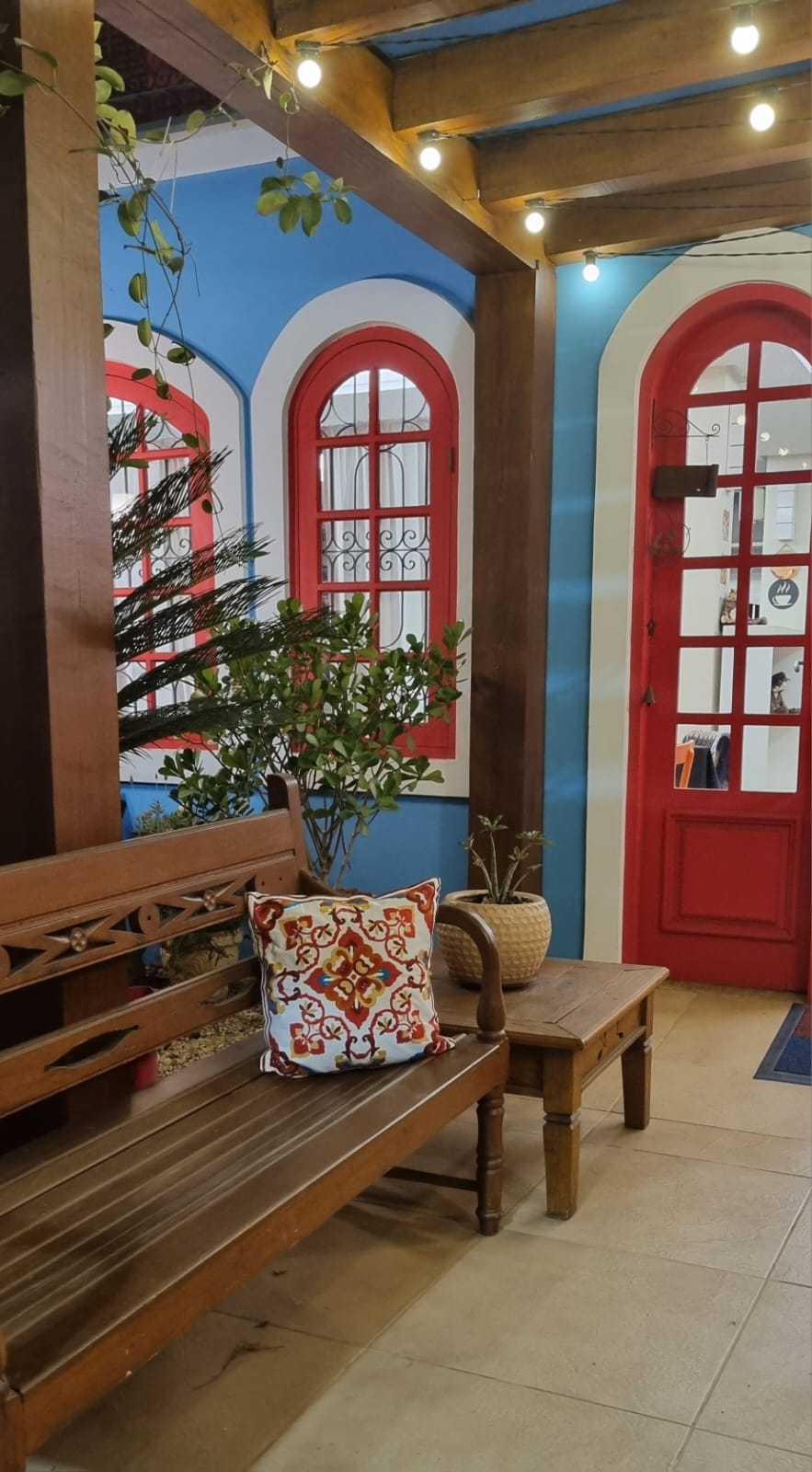 Varanda com bancos de madeira e plantas